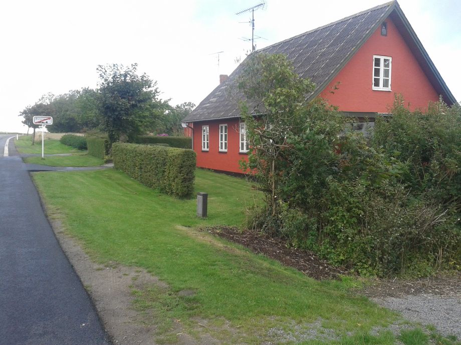 Her, på Godthåbsvej i Østermarie, boede Oles forældre i deres alderdom. Lige ved siden af (th.) lå faster Grethes hus.