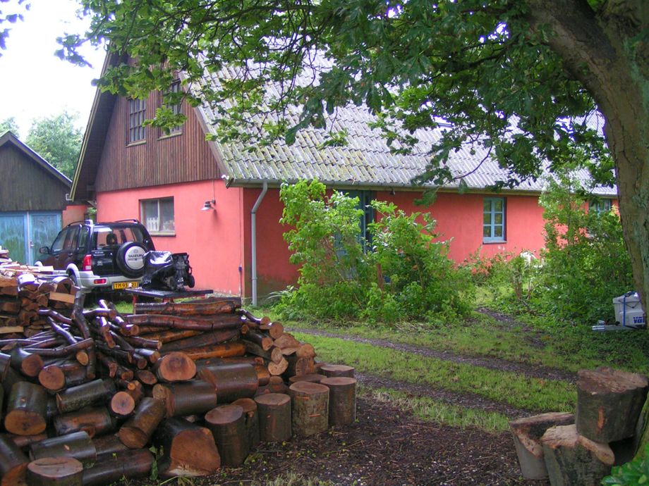 Lygtevej 8, Allerslev, 5. juli 2007. Huset blev bygget i 1872 af Oles forældre, Hans & Ane Lisbeth. Ifølge de nuværende beboere er stuehuset det oprindelige, men der er naturligvis foretaget flere ændringer siden da.